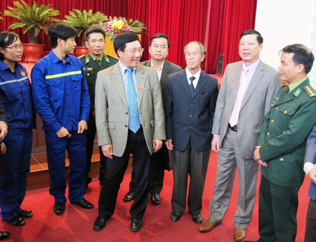 Phó Thủ tướng Phạm Bình Minh tiếp xúc cử tri tỉnh Quảng Ninh ảnh 1